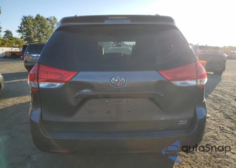 2014 Toyota Sienna Xle z USA, uszkodzony, nr VIN 5TDDK3DC0ES072855